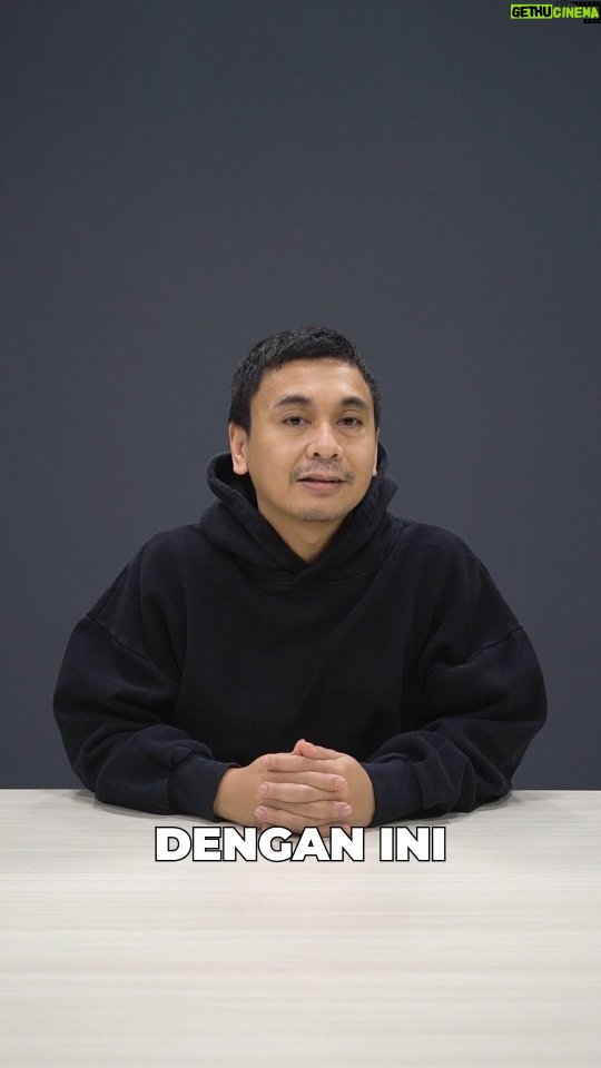 Raditya Dika Instagram - Di internet, kita sering nemuin banyak konten yang informasinya gak jelas. Sebelum share ke orang lain, yuk #SalingJaga, perhatiin dulu apakah konten tersebut berdampak buruk bagi orang. Kalau mau lingkungan digital yang good vibes, kendalinya ada di tangan kamu. Kalian juga bisa ikutan hashtag challenge dan cobain filternya dengan cari #SalingJaga di TikTok! @tiktokofficialindonesia