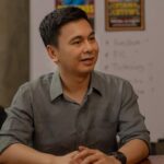 Raditya Dika Instagram - Ini dia Panca. Baru dipecat dan berniat memakai sisa uangnya buat ngurusin klub komedi yang sebentar lagi bangkrut. Kacau? Bukan main, belum lagi harus jadi suami idaman buat Loli. Tunggu kisah Panca di series Komedi Kacau. Mulai 16 Februari, hanya di @netflixid!
