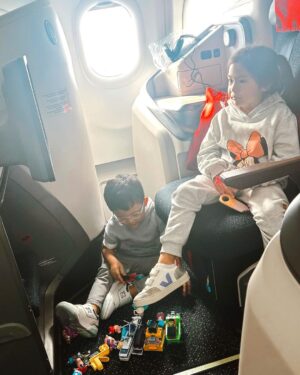 Raditya Dika Instagram - Ketika bapaknya berangkat dari Jogja, sementara anak-istri dari Jakarta. Ketemunya di Bali. 😅