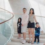 Raditya Dika Instagram - Di tengah jadwal yang padet, gue sempetin quality time sama keluarga. Di trip Bandung kemarin, gue ajak anak-istri stay di @hiltonbandung . Lokasinya strategis, cocok banget buat yang cari hotel di tengah Bandung, karena dekat ke mana-mana. Fasilitasnya lengkap, ada restaurant, swimming pool, gym, executive lounge, sampe kamar luas. Ditambah tenda dan mainan yang bikin anak-anak happy. Harus punya foto di spiral staircase @hiltonbandung juga yang jadi salah satu inspirasi tangga di rumah gue.
