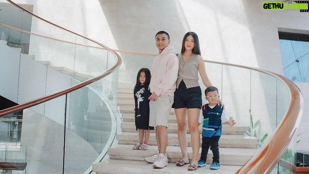 Raditya Dika Instagram - Di tengah jadwal yang padet, gue sempetin quality time sama keluarga. Di trip Bandung kemarin, gue ajak anak-istri stay di @hiltonbandung . Lokasinya strategis, cocok banget buat yang cari hotel di tengah Bandung, karena dekat ke mana-mana. Fasilitasnya lengkap, ada restaurant, swimming pool, gym, executive lounge, sampe kamar luas. Ditambah tenda dan mainan yang bikin anak-anak happy. Harus punya foto di spiral staircase @hiltonbandung juga yang jadi salah satu inspirasi tangga di rumah gue.