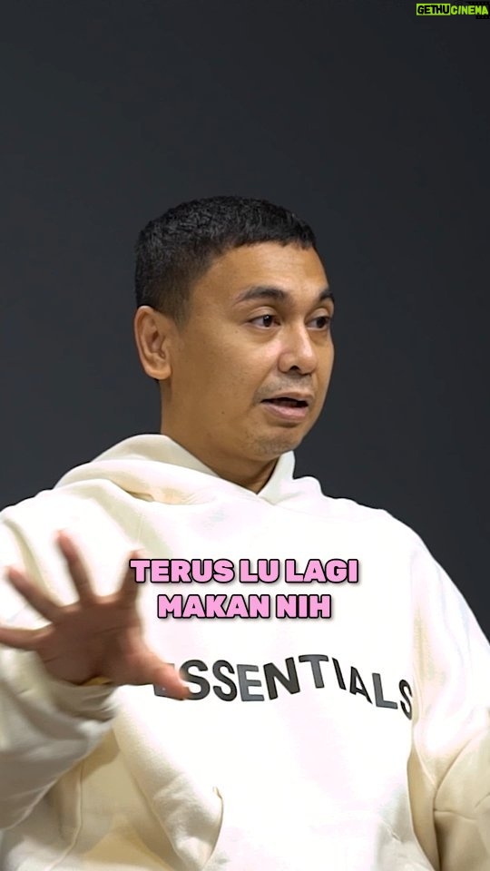 Raditya Dika Instagram - Ya udah gue yang ngalah