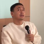 Raditya Dika Instagram - Jadwal yang padat bikin gue jarang main sama anak. Mumpung jadwal gue hari ini hanya ngisi kelas di UI, gue mau quality time sama Aca setelah ngajar! Gue sih udah kangen sama Aca, tapi Aca kangen ga ya sama gue?