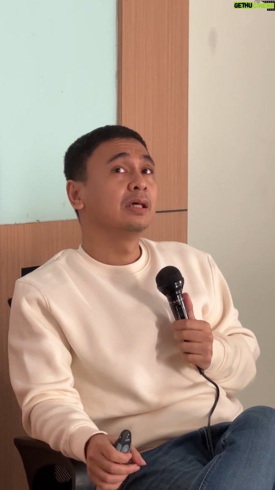 Raditya Dika Instagram - Jadwal yang padat bikin gue jarang main sama anak. Mumpung jadwal gue hari ini hanya ngisi kelas di UI, gue mau quality time sama Aca setelah ngajar! Gue sih udah kangen sama Aca, tapi Aca kangen ga ya sama gue?