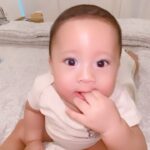 Raditya Dika Instagram - Ketika 3 tahun terasa sebentar sekali. Selamat ulangtahun anakku Aksara. 🧡