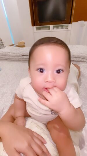 Raditya Dika Instagram - Ketika 3 tahun terasa sebentar sekali. Selamat ulangtahun anakku Aksara. 🧡