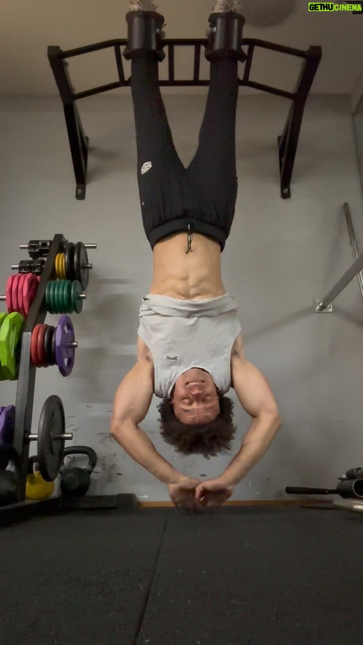 Radzi Chinyanganya - 3.2K Likes - Trying bat hang hook sit-ups for the first time!
#situps #bat #hang #calisthenics