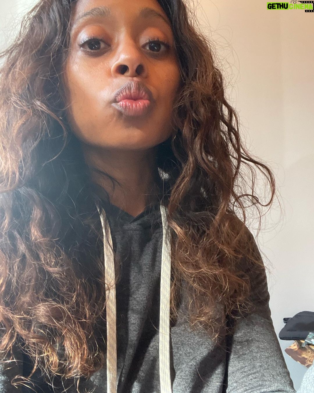 Rae Wynn-Grant Instagram - She is 36 ✨✨Shout-out to my Scorpio birthday twins @traceeellisross & @gabunion (and 1 day off from the amazing @juliaroberts & @marciecleary) #ScorpioSeason