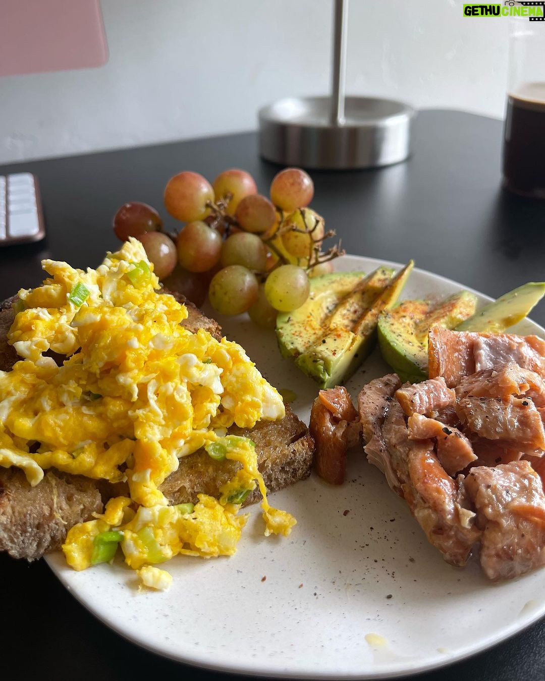 Rae Wynn-Grant Instagram - This week’s highlights: dinosaur footprints, canned smoked fish, African wildlife, bear news Dinasour Valley