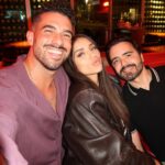Rafa Kalimann Instagram - o que cabem em 5 dias? por aqui está um clássico fim de ano onde tudo acelera mas já com um gostinho de dever cumprido, e aí? finalizamos as gravações que serão em São Paulo da novela ontem enquanto estou nas últimas diárias da 3° temporada de Rensga no Rio. ambos rolaram nesses dias e a ponte aérea contou bastante com a minha participação. também fui em Uberlândia parabenizar meu pai, sentir o gostinho de Minas Gerais por algumas horinhas já revigora e da um abracinho na alma, ainda mais com a @sofiakalimann exercendo uma função que ela sabe bem: fazer sua tia babar 😂🥹 um encontro especial com o @danielortizautor (amo muito!) e meu preparador @thiagogfelix que tem feito um trabalho lindo comigo, nossas aulas estão sendo uma catarse pra mim. teve festa de fim ano da firma @tvglobo e além de trocas gostosas, ainda dancei com o @aryfontoura . teve o foco de sempre pro trabalho digital, as divulgações que faço aqui são gravadas cada vez com mais qualidade e empenho eeee tá vindo um programa de culinária aí ? 🤔 cabe? cabe! no fim, ainda consegui passar no @theowebertmt pra ver como está saúde desse corpitcho pra seguir cuidando pra dar conta dessa agenda, e fiquei feliz por isso. encerrei o sábado ontem com o que eu precisava: encontrar meus amigos, tomar um vinho gostoso e relaxar @eusebiomendonca e @kaioassuncao . hoje tenho ensaio da @imperatrizleopoldinenseoficial e estou voltando pro rio pra me alegrar com minha escola. tudo isso pra falar que eu não passo por nenhum desses momentos, mesmo quando bate um cansaço imenso, sem agradecer e celebrar. o que estou colhendo hoje é consequência de muito esforço e fé, só Deus e eu sabemos como foi difícil e como estou feliz, por isso sinto a graça de cada momento, cada pessoa que cruzo, cada processo novo que experimento.