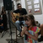 Rafa Kalimann Instagram - o que cabem em 5 dias? por aqui está um clássico fim de ano onde tudo acelera mas já com um gostinho de dever cumprido, e aí? finalizamos as gravações que serão em São Paulo da novela ontem enquanto estou nas últimas diárias da 3° temporada de Rensga no Rio. ambos rolaram nesses dias e a ponte aérea contou bastante com a minha participação. também fui em Uberlândia parabenizar meu pai, sentir o gostinho de Minas Gerais por algumas horinhas já revigora e da um abracinho na alma, ainda mais com a @sofiakalimann exercendo uma função que ela sabe bem: fazer sua tia babar 😂🥹 um encontro especial com o @danielortizautor (amo muito!) e meu preparador @thiagogfelix que tem feito um trabalho lindo comigo, nossas aulas estão sendo uma catarse pra mim. teve festa de fim ano da firma @tvglobo e além de trocas gostosas, ainda dancei com o @aryfontoura . teve o foco de sempre pro trabalho digital, as divulgações que faço aqui são gravadas cada vez com mais qualidade e empenho eeee tá vindo um programa de culinária aí ? 🤔 cabe? cabe! no fim, ainda consegui passar no @theowebertmt pra ver como está saúde desse corpitcho pra seguir cuidando pra dar conta dessa agenda, e fiquei feliz por isso. encerrei o sábado ontem com o que eu precisava: encontrar meus amigos, tomar um vinho gostoso e relaxar @eusebiomendonca e @kaioassuncao . hoje tenho ensaio da @imperatrizleopoldinenseoficial e estou voltando pro rio pra me alegrar com minha escola. tudo isso pra falar que eu não passo por nenhum desses momentos, mesmo quando bate um cansaço imenso, sem agradecer e celebrar. o que estou colhendo hoje é consequência de muito esforço e fé, só Deus e eu sabemos como foi difícil e como estou feliz, por isso sinto a graça de cada momento, cada pessoa que cruzo, cada processo novo que experimento.