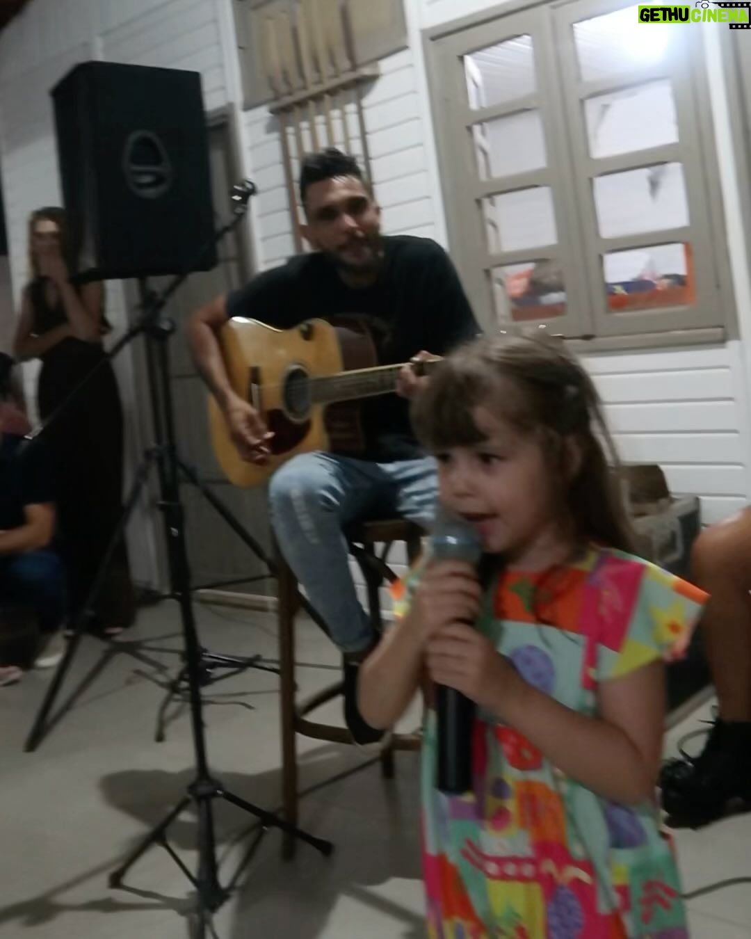 Rafa Kalimann Instagram - o que cabem em 5 dias? por aqui está um clássico fim de ano onde tudo acelera mas já com um gostinho de dever cumprido, e aí? finalizamos as gravações que serão em São Paulo da novela ontem enquanto estou nas últimas diárias da 3° temporada de Rensga no Rio. ambos rolaram nesses dias e a ponte aérea contou bastante com a minha participação. também fui em Uberlândia parabenizar meu pai, sentir o gostinho de Minas Gerais por algumas horinhas já revigora e da um abracinho na alma, ainda mais com a @sofiakalimann exercendo uma função que ela sabe bem: fazer sua tia babar 😂🥹 um encontro especial com o @danielortizautor (amo muito!) e meu preparador @thiagogfelix que tem feito um trabalho lindo comigo, nossas aulas estão sendo uma catarse pra mim. teve festa de fim ano da firma @tvglobo e além de trocas gostosas, ainda dancei com o @aryfontoura . teve o foco de sempre pro trabalho digital, as divulgações que faço aqui são gravadas cada vez com mais qualidade e empenho eeee tá vindo um programa de culinária aí ? 🤔 cabe? cabe! no fim, ainda consegui passar no @theowebertmt pra ver como está saúde desse corpitcho pra seguir cuidando pra dar conta dessa agenda, e fiquei feliz por isso. encerrei o sábado ontem com o que eu precisava: encontrar meus amigos, tomar um vinho gostoso e relaxar @eusebiomendonca e @kaioassuncao . hoje tenho ensaio da @imperatrizleopoldinenseoficial e estou voltando pro rio pra me alegrar com minha escola. tudo isso pra falar que eu não passo por nenhum desses momentos, mesmo quando bate um cansaço imenso, sem agradecer e celebrar. o que estou colhendo hoje é consequência de muito esforço e fé, só Deus e eu sabemos como foi difícil e como estou feliz, por isso sinto a graça de cada momento, cada pessoa que cruzo, cada processo novo que experimento.