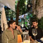 Rafa Kalimann Instagram - o que cabem em 5 dias? por aqui está um clássico fim de ano onde tudo acelera mas já com um gostinho de dever cumprido, e aí? finalizamos as gravações que serão em São Paulo da novela ontem enquanto estou nas últimas diárias da 3° temporada de Rensga no Rio. ambos rolaram nesses dias e a ponte aérea contou bastante com a minha participação. também fui em Uberlândia parabenizar meu pai, sentir o gostinho de Minas Gerais por algumas horinhas já revigora e da um abracinho na alma, ainda mais com a @sofiakalimann exercendo uma função que ela sabe bem: fazer sua tia babar 😂🥹 um encontro especial com o @danielortizautor (amo muito!) e meu preparador @thiagogfelix que tem feito um trabalho lindo comigo, nossas aulas estão sendo uma catarse pra mim. teve festa de fim ano da firma @tvglobo e além de trocas gostosas, ainda dancei com o @aryfontoura . teve o foco de sempre pro trabalho digital, as divulgações que faço aqui são gravadas cada vez com mais qualidade e empenho eeee tá vindo um programa de culinária aí ? 🤔 cabe? cabe! no fim, ainda consegui passar no @theowebertmt pra ver como está saúde desse corpitcho pra seguir cuidando pra dar conta dessa agenda, e fiquei feliz por isso. encerrei o sábado ontem com o que eu precisava: encontrar meus amigos, tomar um vinho gostoso e relaxar @eusebiomendonca e @kaioassuncao . hoje tenho ensaio da @imperatrizleopoldinenseoficial e estou voltando pro rio pra me alegrar com minha escola. tudo isso pra falar que eu não passo por nenhum desses momentos, mesmo quando bate um cansaço imenso, sem agradecer e celebrar. o que estou colhendo hoje é consequência de muito esforço e fé, só Deus e eu sabemos como foi difícil e como estou feliz, por isso sinto a graça de cada momento, cada pessoa que cruzo, cada processo novo que experimento.