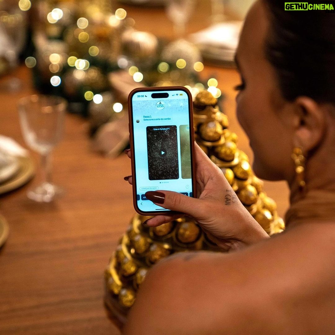 Rafa Kalimann Instagram - Esse clima de fim de ano é muito especial, né? E com Ferrero Rocher, o nosso Natal fica ainda mais Dourado! E é muito fácil, olha só: 1- Acesse o link na bio de Ferrero Rocher 2-Envie uma mensagem especial para quem você ama. 3-Cadastre-se no Natal Dourado Ferrero Rocher e concorra a R$100 mil e a 100 pirâmides exclusivas @ferrerorocherbr #NatalDouradoFerreroRocher #MomentosQueValemOuro