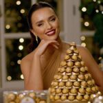 Rafa Kalimann Instagram - Esse clima de fim de ano é muito especial, né? E com Ferrero Rocher, o nosso Natal fica ainda mais Dourado! E é muito fácil, olha só: 1- Acesse o link na bio de Ferrero Rocher 2-Envie uma mensagem especial para quem você ama. 3-Cadastre-se no Natal Dourado Ferrero Rocher e concorra a R$100 mil e a 100 pirâmides exclusivas @ferrerorocherbr #NatalDouradoFerreroRocher #MomentosQueValemOuro