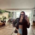 Rafa Kalimann Instagram - dump dos últimos 3 dias de uma pessoa que aguarda ansiosamente (dentro de um voo com 5:30 de atraso) chegar em casa pra esticar as costas e colocar o celular carregar que tá com a mesma porcentagem que a minha paciência 😎 11% é o que me resta. com quantos % vocês veem esse post? São Paulo, Brazil