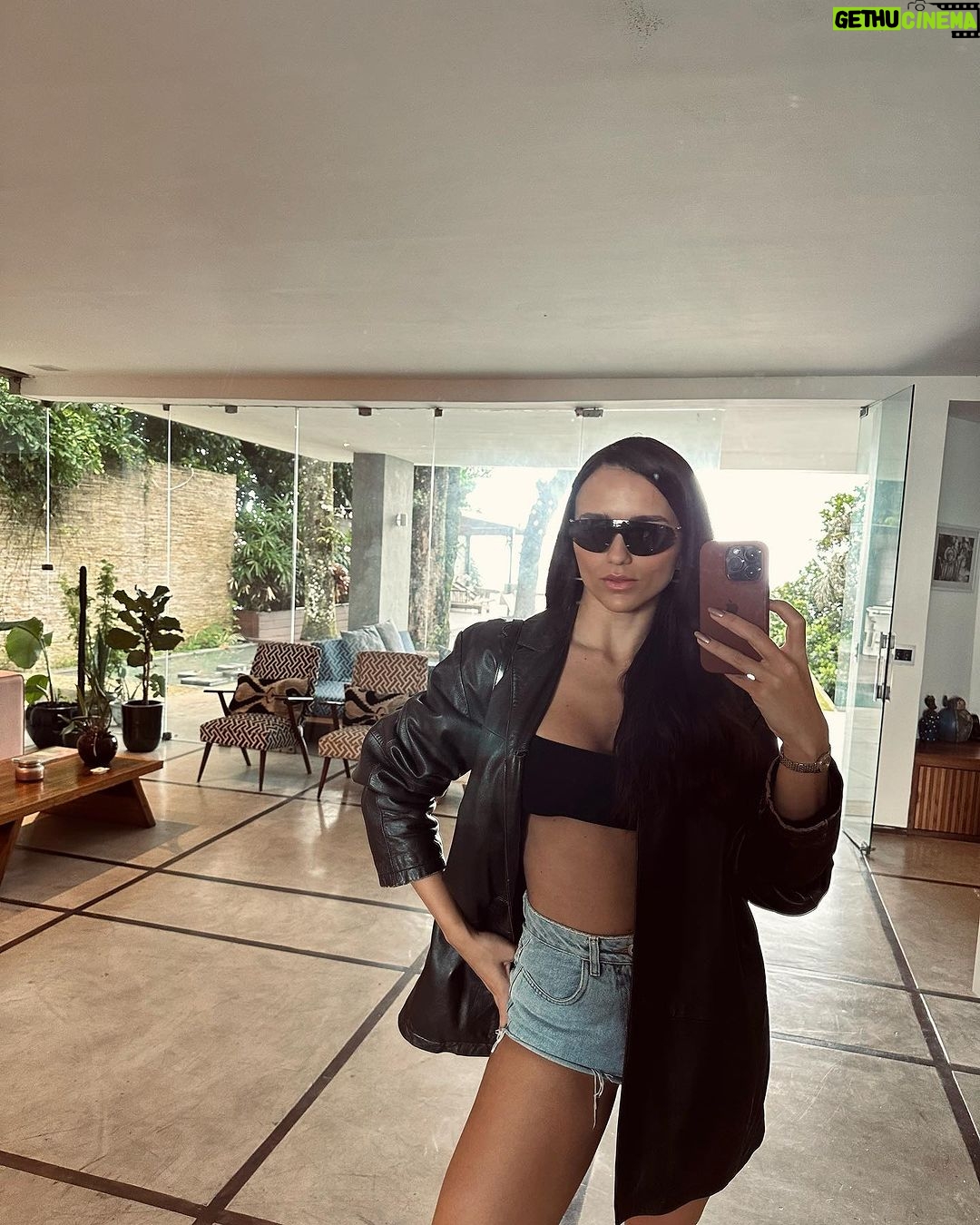 Rafa Kalimann Instagram - dump dos últimos 3 dias de uma pessoa que aguarda ansiosamente (dentro de um voo com 5:30 de atraso) chegar em casa pra esticar as costas e colocar o celular carregar que tá com a mesma porcentagem que a minha paciência 😎 11% é o que me resta. com quantos % vocês veem esse post? São Paulo, Brazil