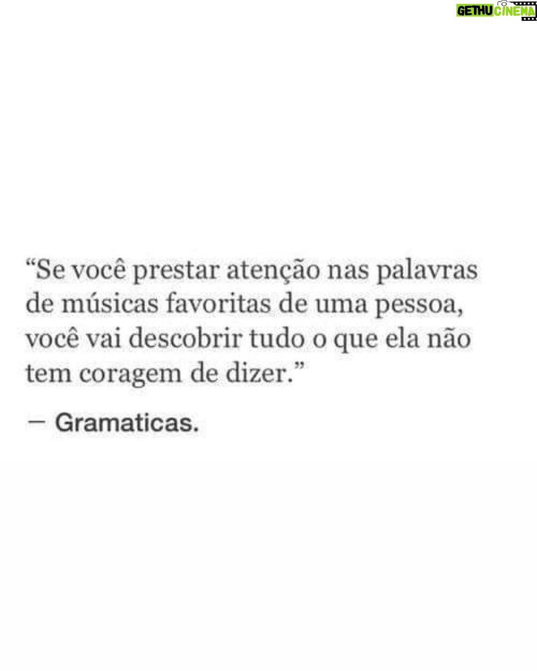 Rafa Kalimann Instagram - dump dos últimos 3 dias de uma pessoa que aguarda ansiosamente (dentro de um voo com 5:30 de atraso) chegar em casa pra esticar as costas e colocar o celular carregar que tá com a mesma porcentagem que a minha paciência 😎 11% é o que me resta. com quantos % vocês veem esse post? São Paulo, Brazil