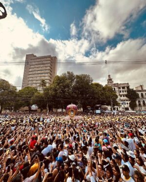 Rafa Kalimann Instagram - Vamos falar do Círio de Nazaré? 🥹

Sou apaixonada por Deus, busco estar onde o amor Dele se manifesta, onde minha fé é tocada. 
Me permito ser conduzida, me abro pra beber da sua fonte.

Nada me admira mais em alguém do que ver a manifestação da sua fé, independente de qual seja, me apaixono por quem também busca por esse mesmo bem: O AMOR. 
E eis que uma dessas pessoas que me impressiona muito me convida pra conhecer o Círio em Belém e celebrar a padroeira do estado do Pará, Nossa Senhora de Nazaré. 
(@fafadebelem , eu te amo.)
E eu vim, 
só não sabia o que me esperava 🥹. 

Aqui falam que “o Círio não se explica, se vive” 
E eu não consigo, de fato, descrever o que é estar ali, ainda mais
 compartilhando esse momento com minha mãe. 
Quando me perguntarem o que penso que é a fé, hoje, vai ser essa a imagem que virá na minha cabeça.

 A gratidão transcendia o olhar de quem segurava aquela corda. E cada um que passava e me jogava um pedaço dela mais aquilo crescia em mim. Vocês fizeram eu me sentir muito abençoada por isso.
A corda, que é muito sagrada pra quem está ali, puxou a berlinda pelas ruas da cidade. Normalmente, quem a puxa são as pessoas que fizeram promessas e tiveram sua graça alcançada. Além de ter um significado lindo, ela está coberta do sentimento de gratidão das mãos de quem a segurou e guardar um pedaço dela significa muito, E VOCÊS ME DAVAM SEUS PEDAÇOS 😭🥹.

Eu fui com a intenção de agradecer muito e pedi pra ver e ser mais amor, pra Ele não me deixar receber coisas que não mereço e me ferem tanto mais. E tinha que ser em Belém, no lugar que mais recebi a energia do acolhimento que tive a resposta Dele. 
Vocês são pessoas lindas, de uma luz que me anestesiou, como estou grata!!! 
 

A Rainha da Amazônia, Nossa Senhora de Nazaré passa fortalecendo a generosidade, a paz, a união, a força de vocês. Meu total respeito e admiração. Aliás, estou apaixonada pelo Círio e não me permito parar por aqui, foi só o primeiro. 
Obrigada por me permitirem viver isso @varandadenazare @fafadbelem 

Conheçam o Círio de Nazaré.
Ou compartilhe aqui sua experiência no Círio pra convencermos mais pessoas pra viverem isso 🥹
FELIZ CÍRIO 🙏🏻✨