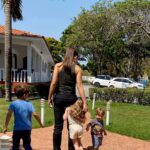 Rafa Kalimann Instagram - vim pra minas curtir minha família. tirei o dia pra ir pra fazenda com meus pequenos, primeira vez que o Gabriel anda a cavalo e como alegra meu coração poder estar em momentos assim com eles. minha melhor versão é essa aqui. 🫶🏻 interior, sobrinhos, meu pai, família comigo, natureza.. (e pão-de-queijo) Minas Gerais