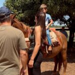 Rafa Kalimann Instagram - vim pra minas curtir minha família. tirei o dia pra ir pra fazenda com meus pequenos, primeira vez que o Gabriel anda a cavalo e como alegra meu coração poder estar em momentos assim com eles. minha melhor versão é essa aqui. 🫶🏻 interior, sobrinhos, meu pai, família comigo, natureza.. (e pão-de-queijo) Minas Gerais