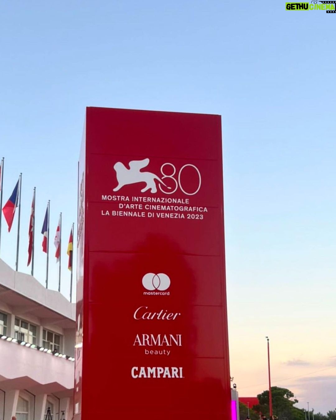Rafa Kalimann Instagram - Última do festival de cinema de Veneza, juro! ✨ foi tão especial viver essa experiência com @campariofficial mais uma vez, nosso 3º tapete vermelho, um sucesso de parceria com o máximo cuidado pra vivermos juntos momentos inesquecíveis. E esse com certeza foi mais um. Thanks @campariofficial #RedPassion #CampariCinema #Venezia80 #drinkresponsibly @campari.it