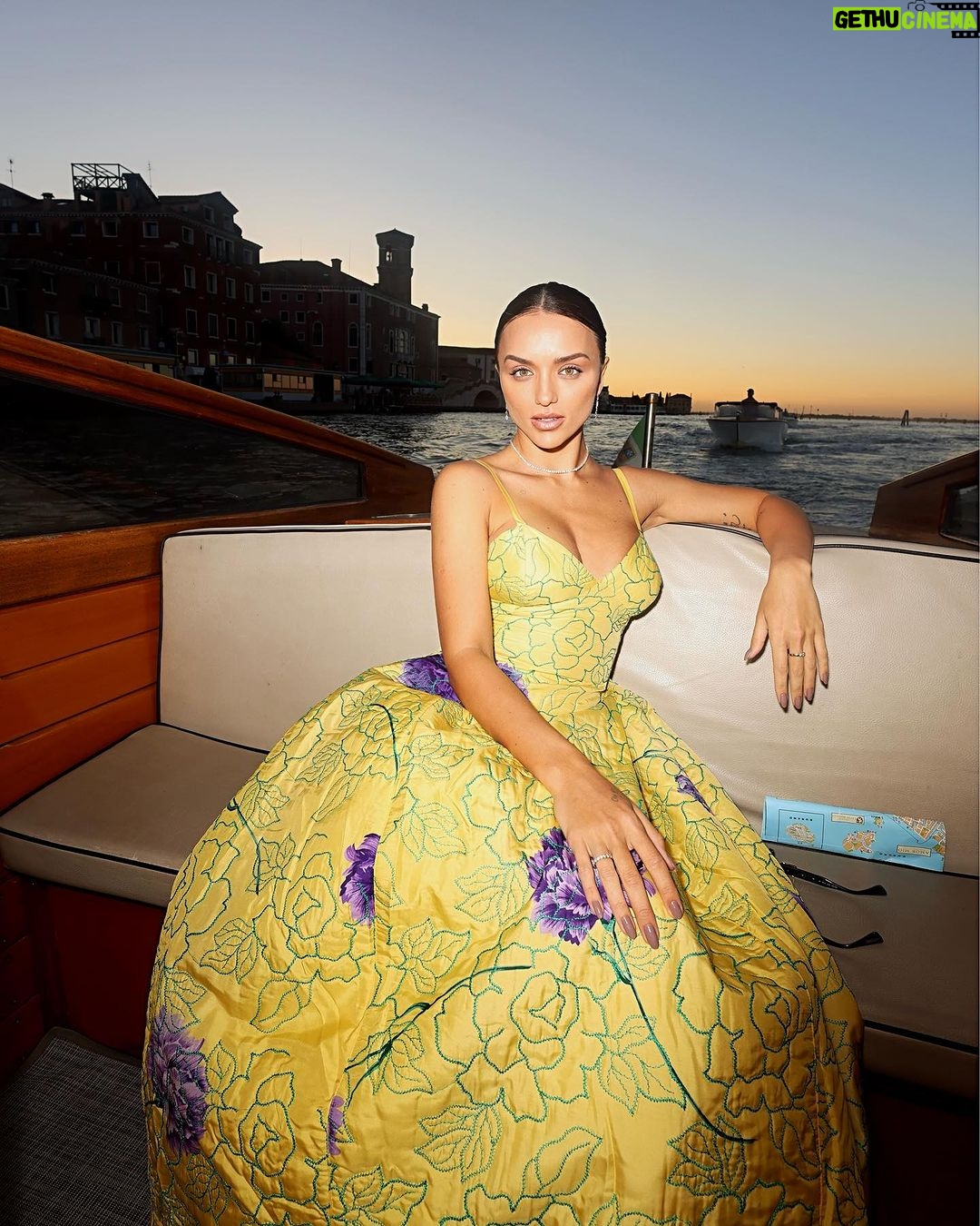 Rafa Kalimann Instagram - Ciao, Veneza! ✨ Da minha passagem pelo tapete vermelho do Festival de Veneza aos momentos incríveis pela cidade mais romântica e charmosa que já passei, dividi com a @glamourbrasil todos os destaques da minha viagem pela cidade. E a emoção de usar esse vestidos assinados por Gianni Versace (como esse de 1988) que foi desfilado por Marpessa Hennink e Christy Turlington?! Foi muito especial ter feito essas escolhas para além da beleza de cada peça, mas também pela história e o que elas trazem. No site da Glamour, você confere o papo completo! #venezia80 photos @crisvidalph styling @carololiveira_____ Venice, Italy