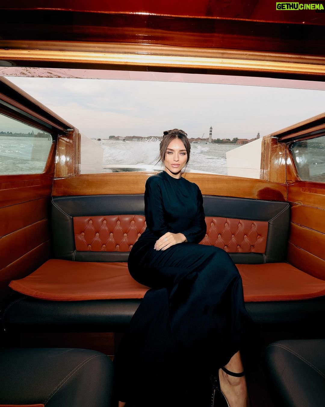 Rafa Kalimann Instagram - @voguebrasil ✨🎬 #veneza80 #festivaldeveneza Venice, Italy
