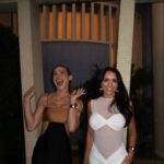 Rafa Kalimann Instagram – uma boa sensação de bastidores, desfile, espera, troca rápida e um friozinho bom na barriga.
faziam 15 anos que eu não vivia essa experiência (tão sonhada e pouco vivida), foram inúmeros castings quando me mudei pra cá – ainda tão nova -, recebia dezenas de “nãos”, ouvia não ter perfil requerido e lentamente entendi que “tava tudo bem”, demorei parar de me frustrar e fui entendendo que aos poucos eu iria encontrando meu espaço pra me expressar.
assim fiz. fui enxergando possibilidades, construindo narrativas onde eu poderia ser eu mesma, respeitando os processos (e principalmente, meu perfil).
essa semana fui convidada pela @arezzo pra abrir o desfile da @brizzaarezzo depois de fotografar a campanha deles (de novo 🥹).
desfilei com outro propósito, com minha identidade, com uma conquista imensa e construída passo a passo nesses 15 anos de trabalho.
um casting lindo de mulheres queridas e muito profissionais.
foi gostoso viver isso.
resgatar as emoções e dar um check bem íntimo de algo que eu desejava muito reviver.
as vezes ficamos presos a alguns caminhos, achando que vão ser os únicos, enquanto a vida é uma infinidade de possibilidades.