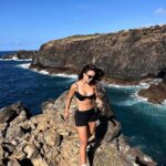 Rafa Kalimann Instagram - começamos 7 da manhã, foram quase 4km de trilha conhecendo com uma perspectiva ainda mais profunda o que é essa ilha.. em terra, pedras e praia.. não tem como não se emocionar com cada parada pra apreciar a grandeza dessa natureza, Fernando de Noronha impressiona mesmo depois de tantas vindas 🫶🏻🇧🇷 Ilha de Fernando de Noronha