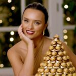 Rafa Kalimann Instagram - Esse clima de fim de ano é muito especial, né? E com Ferrero Rocher, o nosso Natal fica ainda mais Dourado! E é muito fácil, olha só: 1- Acesse o link na bio de Ferrero Rocher 2-Envie uma mensagem especial para quem você ama. 3-Cadastre-se no Natal Dourado Ferrero Rocher e concorra a R$100 mil e a 100 pirâmides exclusivas @ferrerorocherbr #NatalDouradoFerreroRocher #MomentosQueValemOuro