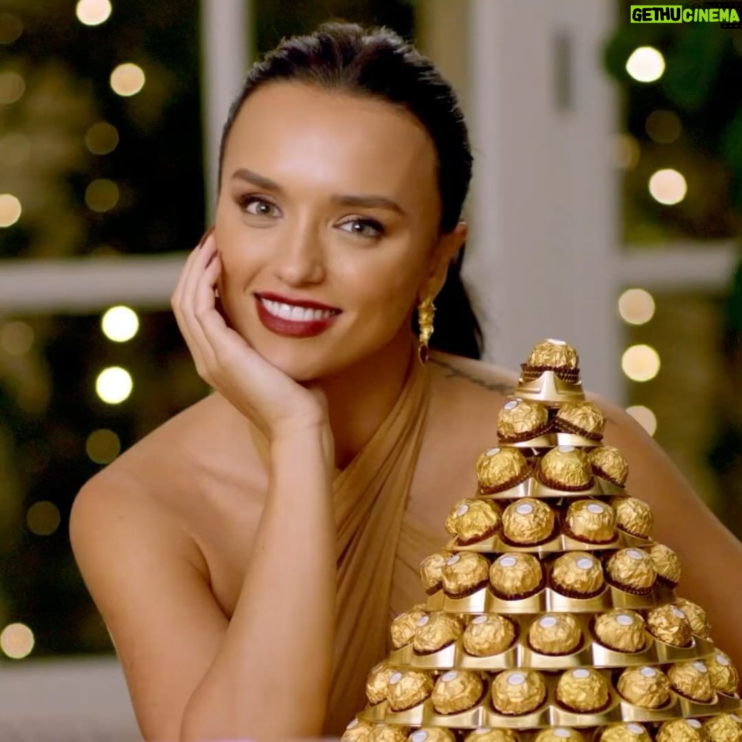 Rafa Kalimann Instagram - Esse clima de fim de ano é muito especial, né? E com Ferrero Rocher, o nosso Natal fica ainda mais Dourado! E é muito fácil, olha só: 1- Acesse o link na bio de Ferrero Rocher 2-Envie uma mensagem especial para quem você ama. 3-Cadastre-se no Natal Dourado Ferrero Rocher e concorra a R$100 mil e a 100 pirâmides exclusivas @ferrerorocherbr #NatalDouradoFerreroRocher #MomentosQueValemOuro