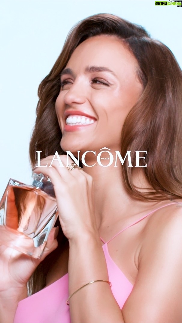 Rafa Kalimann Instagram - Recebi o convite de @lancomeofficial para me recarregar de felicidade com La Vie Est Belle, essa fragrância que me faz lembrar dos momentos que me fazem genuinamente feliz, aqueles que transformam minha jornada e a tornam mais leve e bonita. @lancomeofficial #FaçaAVidaMaisBela