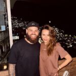Rafa Kalimann Instagram - tenho muito o que aprender com léo. sinto que algumas pessoas vem na terra com missões especiais, são convocadas no amor pra gerar transformação, mobilizar uma geração e essas vidas precisam ser apresentadas, faladas, lembradas. leo me motiva a olhar com profundidade pro propósito, ser resiliente e amar no desinteresse. o @rocinhaemcena é resultado dessa personalidade audaciosa movida pelo agir de Deus. quem escuta o que Ele tem nos dito movimenta em sua presença e o resultado faz história, @leogodoi tá fazendo história aqui. parabéns feliz novo ciclo ✨ Rocinha, Rio de Janeiro, Brasil