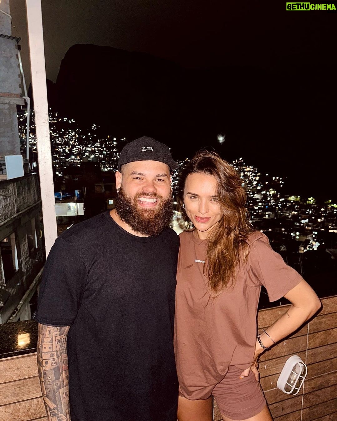 Rafa Kalimann Instagram - tenho muito o que aprender com léo. sinto que algumas pessoas vem na terra com missões especiais, são convocadas no amor pra gerar transformação, mobilizar uma geração e essas vidas precisam ser apresentadas, faladas, lembradas. leo me motiva a olhar com profundidade pro propósito, ser resiliente e amar no desinteresse. o @rocinhaemcena é resultado dessa personalidade audaciosa movida pelo agir de Deus. quem escuta o que Ele tem nos dito movimenta em sua presença e o resultado faz história, @leogodoi tá fazendo história aqui. parabéns feliz novo ciclo ✨ Rocinha, Rio de Janeiro, Brasil