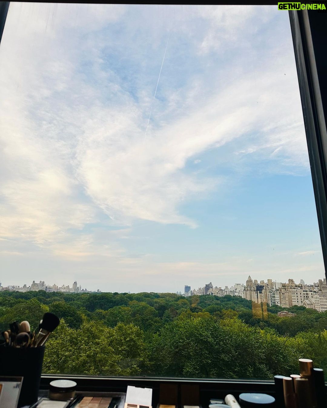 Rafa Kalimann Instagram - confesso que subestimei seu calor NYC!e olha.. você está de parabéns (risos) 🫶🏻 apaixonada nesse look todo @miumiu pra matar a saudade e curtir um pouco desse dia lindo.