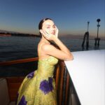 Rafa Kalimann Instagram - Ciao, Veneza! ✨ Da minha passagem pelo tapete vermelho do Festival de Veneza aos momentos incríveis pela cidade mais romântica e charmosa que já passei, dividi com a @glamourbrasil todos os destaques da minha viagem pela cidade. E a emoção de usar esse vestidos assinados por Gianni Versace (como esse de 1988) que foi desfilado por Marpessa Hennink e Christy Turlington?! Foi muito especial ter feito essas escolhas para além da beleza de cada peça, mas também pela história e o que elas trazem. No site da Glamour, você confere o papo completo! #venezia80 photos @crisvidalph styling @carololiveira_____ Venice, Italy