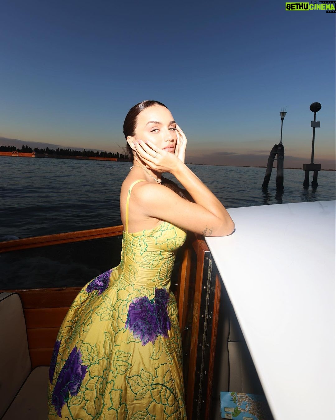 Rafa Kalimann Instagram - Ciao, Veneza! ✨ Da minha passagem pelo tapete vermelho do Festival de Veneza aos momentos incríveis pela cidade mais romântica e charmosa que já passei, dividi com a @glamourbrasil todos os destaques da minha viagem pela cidade. E a emoção de usar esse vestidos assinados por Gianni Versace (como esse de 1988) que foi desfilado por Marpessa Hennink e Christy Turlington?! Foi muito especial ter feito essas escolhas para além da beleza de cada peça, mas também pela história e o que elas trazem. No site da Glamour, você confere o papo completo! #venezia80 photos @crisvidalph styling @carololiveira_____ Venice, Italy