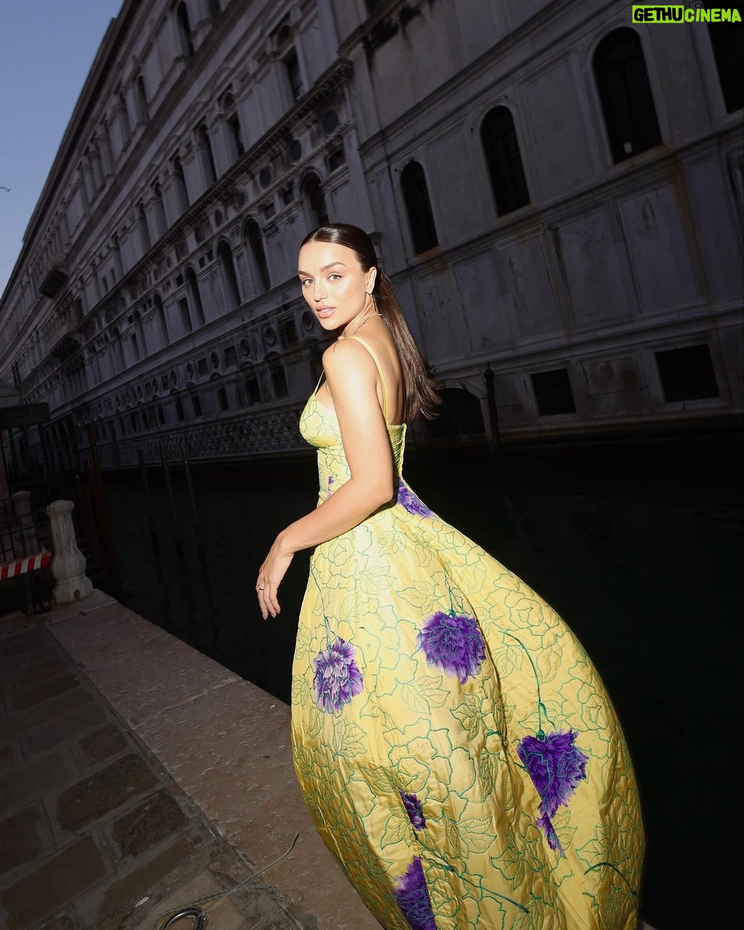 Rafa Kalimann Instagram - Ciao, Veneza! ✨ Da minha passagem pelo tapete vermelho do Festival de Veneza aos momentos incríveis pela cidade mais romântica e charmosa que já passei, dividi com a @glamourbrasil todos os destaques da minha viagem pela cidade. E a emoção de usar esse vestidos assinados por Gianni Versace (como esse de 1988) que foi desfilado por Marpessa Hennink e Christy Turlington?! Foi muito especial ter feito essas escolhas para além da beleza de cada peça, mas também pela história e o que elas trazem. No site da Glamour, você confere o papo completo! #venezia80 photos @crisvidalph styling @carololiveira_____ Venice, Italy