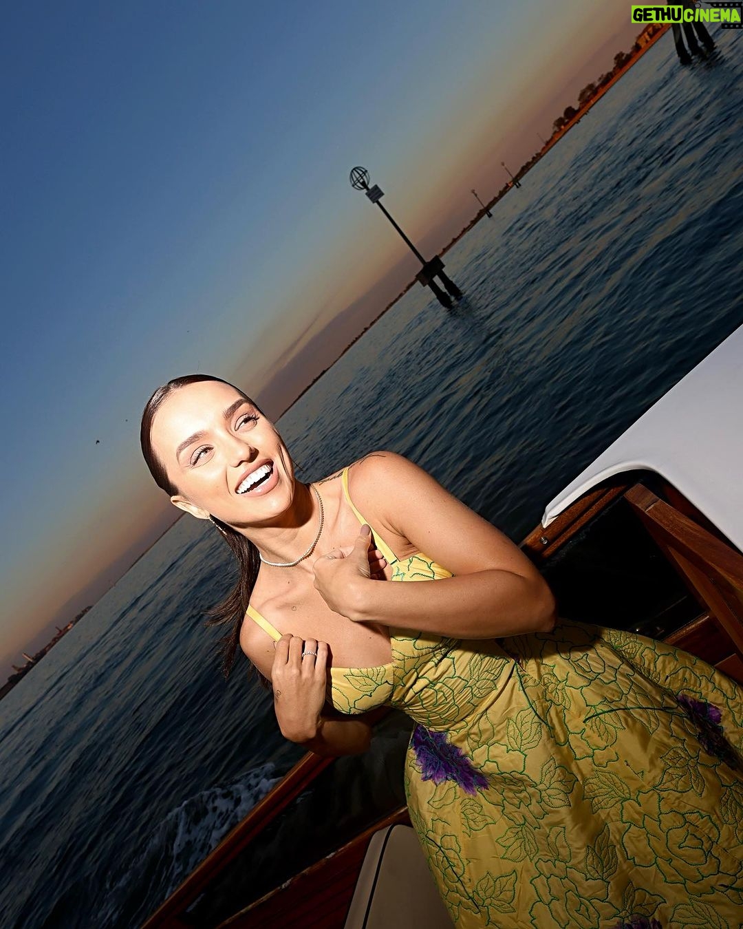 Rafa Kalimann Instagram - Ciao, Veneza! ✨ Da minha passagem pelo tapete vermelho do Festival de Veneza aos momentos incríveis pela cidade mais romântica e charmosa que já passei, dividi com a @glamourbrasil todos os destaques da minha viagem pela cidade. E a emoção de usar esse vestidos assinados por Gianni Versace (como esse de 1988) que foi desfilado por Marpessa Hennink e Christy Turlington?! Foi muito especial ter feito essas escolhas para além da beleza de cada peça, mas também pela história e o que elas trazem. No site da Glamour, você confere o papo completo! #venezia80 photos @crisvidalph styling @carololiveira_____ Venice, Italy