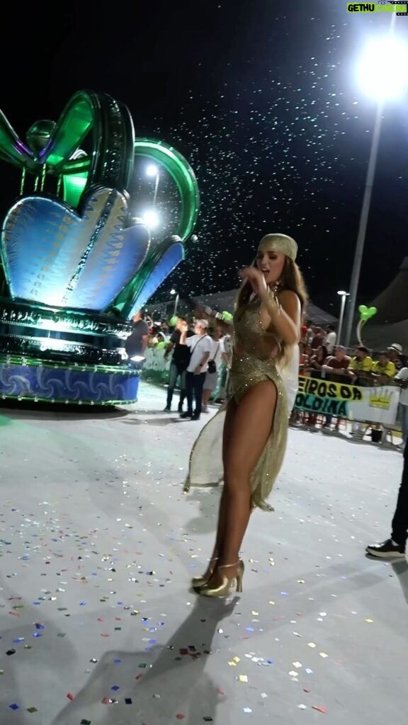 Rafa Kalimann Instagram - QUE LINDO 🥹🕊️💚 sério, que noite linda!! @imperatrizleopoldinenseoficial hoje teve o mini-desfile comemorando o Dia Nacional do Samba na Cidade do Samba e eu fui “tremendo na base” (como falamos lá na minha região de minas hahaha). coração palpitando, aquele friozinho na barriga de quem está chegando agora, uma sede cada vez maior de entender, aprender e conhecer mais do carnaval do Rio. e acho que hoje deu pra ter um gostinho (muita coisa!) e perceber que eu realmente estou com o coração vibrando por vocês @imperatrizleopoldinenseoficial 🥹💚 mais uma vez recebi um abraço coletivo, cheio de alegria e espero devolver com muita dedicação pra vocês! o carnaval já chegou causando algo bem lindo na minha vida. obrigada!