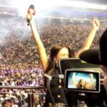 Rafa Kalimann Instagram – Oi, quero te contar sobre esse momento aí:
Esse foi meu décimo ano de Barretão, a maior festa de peão, a copa do mundo do rodeio, nosso “carnaval”.
Acontece que esse foi o mais especial de todos. Fui com a @tvglobo apresentar Circuito Sertanejo (sim! programa na tv aberta que fala com o BRASIL TODO) mais de uma cultura enorme, que me fascina, que envolve milhares de pessoas e tem uma energia que nunca vi em NENHUMA OUTRA FESTA.
São 70 mil pessoas só em um 1 dos 11 dias de festa.
Eu cresci nesse lugar. Quando sai dessa região eu me incomodava quando percebia que diminuíam, não buscavam conhecer a dimensão ou subestimavam a nossa cultura, que é tão rica e cheia de vida.
sempre tive sede e apresento a música sertaneja pra todos ao meu redor
(quase obrigo hahaha).
Passei por todos os lugares dessa festa, desde a arquibancada ao sonhado camarote da Brahma, nessa edição apresentei do meio da arena enquanto Chitãozinho e Xororó estava pra entrar. Confesso que fiquei com a voz embargada de emoção, espero que todos vocês um dia possam viver essa experiência.
De coração.
Obrigada Barretos, tenho muito orgulho de ter crescido consumindo dessa cultura. Festa do Peão de Barretos