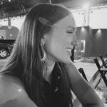 Rafa Kalimann Instagram – Oi, quero te contar sobre esse momento aí:
Esse foi meu décimo ano de Barretão, a maior festa de peão, a copa do mundo do rodeio, nosso “carnaval”.
Acontece que esse foi o mais especial de todos. Fui com a @tvglobo apresentar Circuito Sertanejo (sim! programa na tv aberta que fala com o BRASIL TODO) mais de uma cultura enorme, que me fascina, que envolve milhares de pessoas e tem uma energia que nunca vi em NENHUMA OUTRA FESTA.
São 70 mil pessoas só em um 1 dos 11 dias de festa.
Eu cresci nesse lugar. Quando sai dessa região eu me incomodava quando percebia que diminuíam, não buscavam conhecer a dimensão ou subestimavam a nossa cultura, que é tão rica e cheia de vida.
sempre tive sede e apresento a música sertaneja pra todos ao meu redor
(quase obrigo hahaha).
Passei por todos os lugares dessa festa, desde a arquibancada ao sonhado camarote da Brahma, nessa edição apresentei do meio da arena enquanto Chitãozinho e Xororó estava pra entrar. Confesso que fiquei com a voz embargada de emoção, espero que todos vocês um dia possam viver essa experiência.
De coração.
Obrigada Barretos, tenho muito orgulho de ter crescido consumindo dessa cultura. Festa do Peão de Barretos