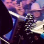 Rafa Kalimann Instagram – Oi, quero te contar sobre esse momento aí: 
Esse foi meu décimo ano de Barretão, a maior festa de peão, a copa do mundo do rodeio, nosso “carnaval”. 
Acontece que esse foi o mais especial de todos. Fui com a @tvglobo apresentar Circuito Sertanejo (sim! programa na tv aberta que fala com o BRASIL TODO) mais de uma cultura enorme, que me fascina, que envolve milhares de pessoas e tem uma energia que nunca vi em NENHUMA OUTRA FESTA.
São 70 mil pessoas só em um 1 dos 11 dias de festa. 
Eu cresci nesse lugar. Quando sai dessa região eu me incomodava quando percebia que diminuíam, não buscavam conhecer a dimensão ou subestimavam a nossa cultura, que é tão rica e cheia de vida. 
sempre tive sede e apresento a música sertaneja pra todos ao meu redor 
(quase obrigo hahaha). 
Passei por todos os lugares dessa festa, desde a arquibancada ao sonhado camarote da Brahma, nessa edição apresentei do meio da arena enquanto Chitãozinho e Xororó estava pra entrar. Confesso que fiquei com a voz embargada de emoção, espero que todos vocês um dia possam viver essa experiência. 
De coração. 
Obrigada Barretos, tenho muito orgulho de ter crescido consumindo dessa cultura. Festa do Peão de Barretos