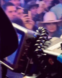 Rafa Kalimann Instagram - Oi, quero te contar sobre esse momento aí: Esse foi meu décimo ano de Barretão, a maior festa de peão, a copa do mundo do rodeio, nosso “carnaval”. Acontece que esse foi o mais especial de todos. Fui com a @tvglobo apresentar Circuito Sertanejo (sim! programa na tv aberta que fala com o BRASIL TODO) mais de uma cultura enorme, que me fascina, que envolve milhares de pessoas e tem uma energia que nunca vi em NENHUMA OUTRA FESTA. São 70 mil pessoas só em um 1 dos 11 dias de festa. Eu cresci nesse lugar. Quando sai dessa região eu me incomodava quando percebia que diminuíam, não buscavam conhecer a dimensão ou subestimavam a nossa cultura, que é tão rica e cheia de vida. sempre tive sede e apresento a música sertaneja pra todos ao meu redor (quase obrigo hahaha). Passei por todos os lugares dessa festa, desde a arquibancada ao sonhado camarote da Brahma, nessa edição apresentei do meio da arena enquanto Chitãozinho e Xororó estava pra entrar. Confesso que fiquei com a voz embargada de emoção, espero que todos vocês um dia possam viver essa experiência. De coração. Obrigada Barretos, tenho muito orgulho de ter crescido consumindo dessa cultura. Festa do Peão de Barretos