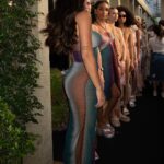 Rafa Kalimann Instagram – uma boa sensação de bastidores, desfile, espera, troca rápida e um friozinho bom na barriga.
faziam 15 anos que eu não vivia essa experiência (tão sonhada e pouco vivida), foram inúmeros castings quando me mudei pra cá – ainda tão nova -, recebia dezenas de “nãos”, ouvia não ter perfil requerido e lentamente entendi que “tava tudo bem”, demorei parar de me frustrar e fui entendendo que aos poucos eu iria encontrando meu espaço pra me expressar.
assim fiz. fui enxergando possibilidades, construindo narrativas onde eu poderia ser eu mesma, respeitando os processos (e principalmente, meu perfil).
essa semana fui convidada pela @arezzo pra abrir o desfile da @brizzaarezzo depois de fotografar a campanha deles (de novo 🥹).
desfilei com outro propósito, com minha identidade, com uma conquista imensa e construída passo a passo nesses 15 anos de trabalho.
um casting lindo de mulheres queridas e muito profissionais.
foi gostoso viver isso.
resgatar as emoções e dar um check bem íntimo de algo que eu desejava muito reviver.
as vezes ficamos presos a alguns caminhos, achando que vão ser os únicos, enquanto a vida é uma infinidade de possibilidades.
