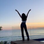 Rafa Kalimann Instagram - minha vida tá de vista nova. DE CASA NOVA. (ambas; no meu endereço e no meu coração). quem diria que a menina que conheceu o mar aos 15 moraria de frente pra ele no Rio de Janeiro. a ariana que pulsa em mim pede por transformações e mudanças quando as coisas caem na rotina. busca pelo frescor, novas perspectivas, expansão do criativo. e aqui Paizinho, me vejo Te agradecendo daqui todos os dias 🙏🏻 vida nova, casa nova e na melhor fase da minha vida. eu sabia que aos 30 a porta seria mais larga pra passar a imensidão das minhas conquistas, tá sendo lindo viver tudo isso. e como disse nos stories ontem, TUDO POR MÉRITO MEU E HONRA DELE. (merecido mesmo!!!) que Deus abençoe esse novo lar, que minha energia contagie cada espaço. Rio De Janeiro, Brazil