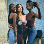 Rafa Kalimann Instagram – uma boa sensação de bastidores, desfile, espera, troca rápida e um friozinho bom na barriga.
faziam 15 anos que eu não vivia essa experiência (tão sonhada e pouco vivida), foram inúmeros castings quando me mudei pra cá – ainda tão nova -, recebia dezenas de “nãos”, ouvia não ter perfil requerido e lentamente entendi que “tava tudo bem”, demorei parar de me frustrar e fui entendendo que aos poucos eu iria encontrando meu espaço pra me expressar.
assim fiz. fui enxergando possibilidades, construindo narrativas onde eu poderia ser eu mesma, respeitando os processos (e principalmente, meu perfil).
essa semana fui convidada pela @arezzo pra abrir o desfile da @brizzaarezzo depois de fotografar a campanha deles (de novo 🥹).
desfilei com outro propósito, com minha identidade, com uma conquista imensa e construída passo a passo nesses 15 anos de trabalho.
um casting lindo de mulheres queridas e muito profissionais.
foi gostoso viver isso.
resgatar as emoções e dar um check bem íntimo de algo que eu desejava muito reviver.
as vezes ficamos presos a alguns caminhos, achando que vão ser os únicos, enquanto a vida é uma infinidade de possibilidades.