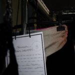 Rafa Kalimann Instagram – uma boa sensação de bastidores, desfile, espera, troca rápida e um friozinho bom na barriga.
faziam 15 anos que eu não vivia essa experiência (tão sonhada e pouco vivida), foram inúmeros castings quando me mudei pra cá – ainda tão nova -, recebia dezenas de “nãos”, ouvia não ter perfil requerido e lentamente entendi que “tava tudo bem”, demorei parar de me frustrar e fui entendendo que aos poucos eu iria encontrando meu espaço pra me expressar.
assim fiz. fui enxergando possibilidades, construindo narrativas onde eu poderia ser eu mesma, respeitando os processos (e principalmente, meu perfil).
essa semana fui convidada pela @arezzo pra abrir o desfile da @brizzaarezzo depois de fotografar a campanha deles (de novo 🥹).
desfilei com outro propósito, com minha identidade, com uma conquista imensa e construída passo a passo nesses 15 anos de trabalho.
um casting lindo de mulheres queridas e muito profissionais.
foi gostoso viver isso.
resgatar as emoções e dar um check bem íntimo de algo que eu desejava muito reviver.
as vezes ficamos presos a alguns caminhos, achando que vão ser os únicos, enquanto a vida é uma infinidade de possibilidades.