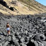 Rafa Kalimann Instagram - começamos 7 da manhã, foram quase 4km de trilha conhecendo com uma perspectiva ainda mais profunda o que é essa ilha.. em terra, pedras e praia.. não tem como não se emocionar com cada parada pra apreciar a grandeza dessa natureza, Fernando de Noronha impressiona mesmo depois de tantas vindas 🫶🏻🇧🇷 Ilha de Fernando de Noronha